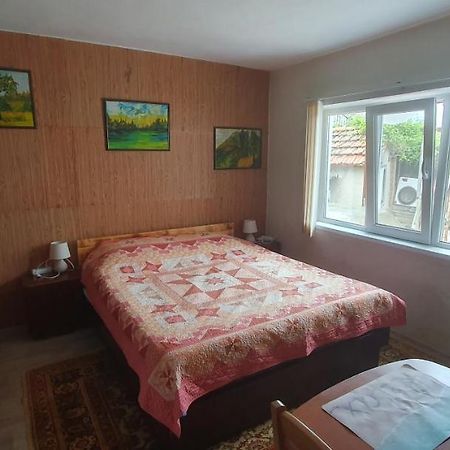 Стая За Гости "Ирина" Balchik Extérieur photo